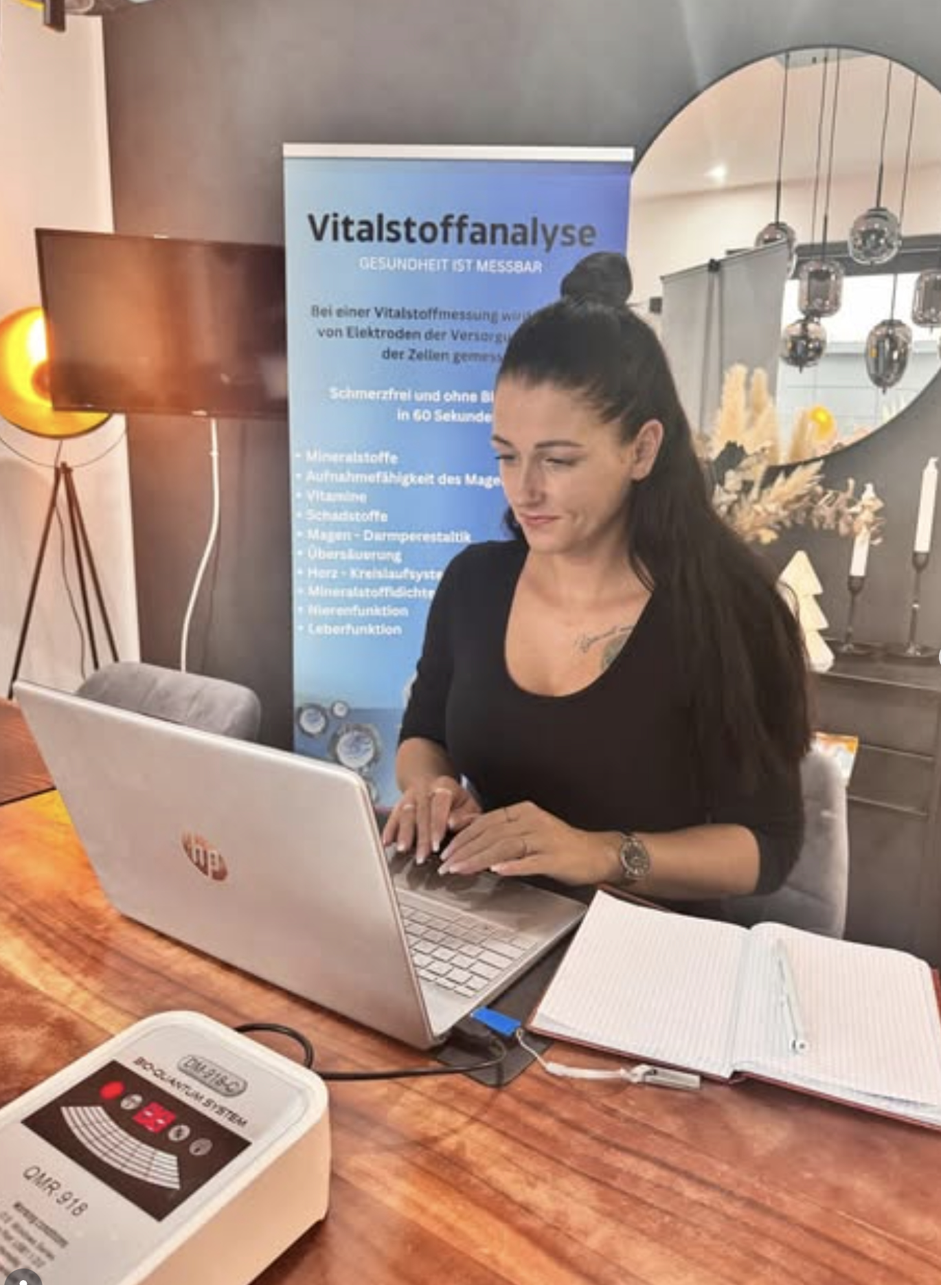 Yvonne Greulich bei der Vitalstoffanalyse